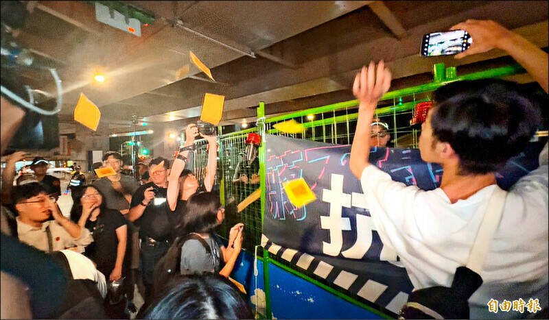 台北市长蒋万安去年拍板拆公馆圆环，引发在地反弹，有民众手举蒋万安「黑白照」影射为「遗像」，现场还有人烧纸钱。（资料照）