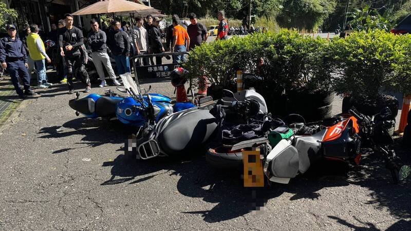 林男越级驾驶黄牌重机，行经新北市坪林北宜公路财茂湾时摔车，撞上路边停放3辆机车。（记者陆运锋翻摄）