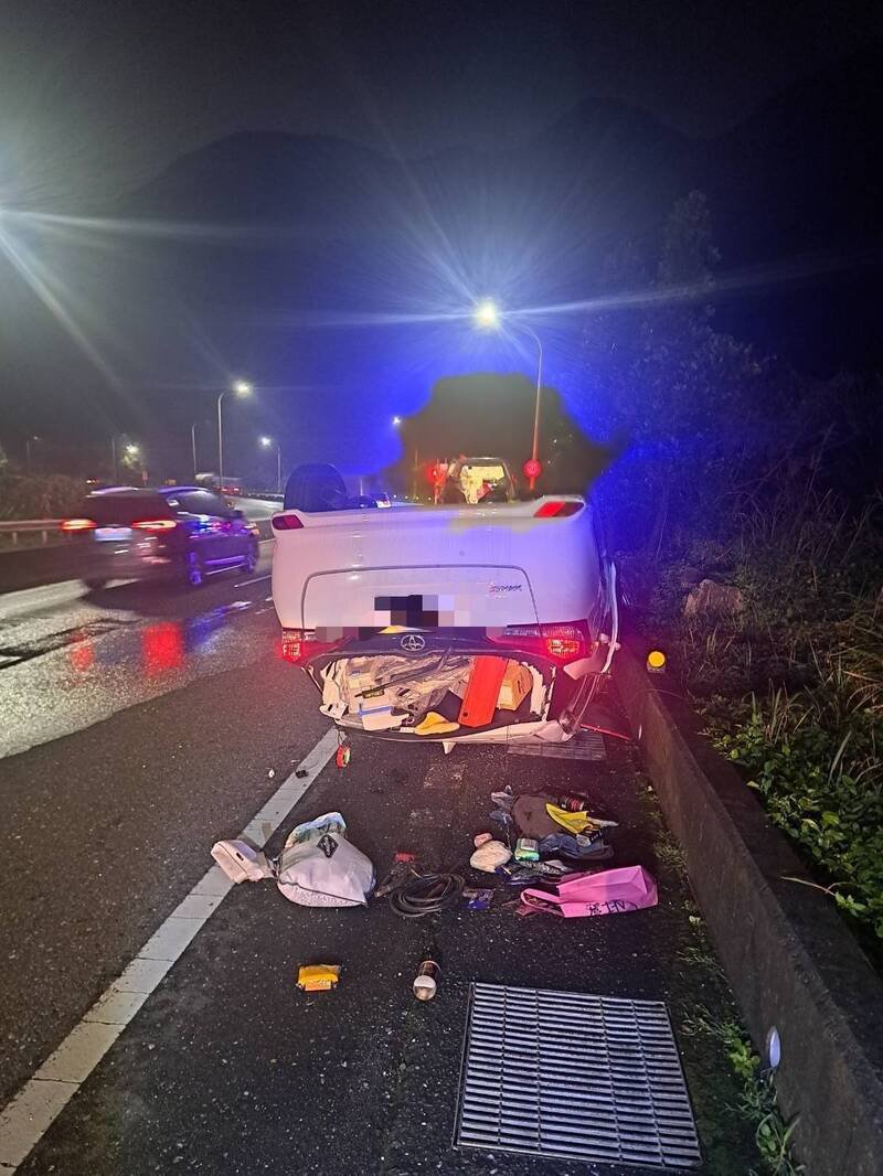 蔡姓男子昨晚开车行经台2线51.3公里万里路一处弯道时，失控撞及中央分隔岛，整辆车翻过分隔岛，驶入对向车道路旁，4轮朝天，蔡男自行脱困，仅右手指头受伤。（记者林嘉东翻摄）