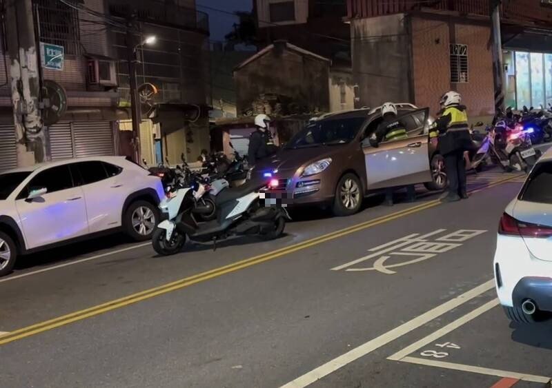 警方拦查4名失联移工，出动7名警力在中坜区兴仁路二段将其逮捕。（ 摘自Threads网页）