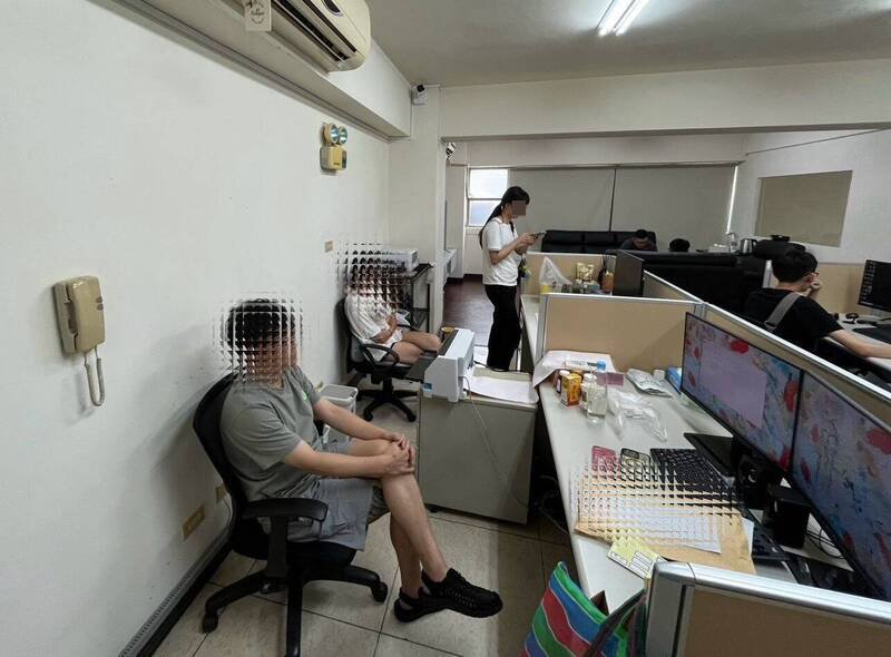 检警破「台湾赢支付」洗钱集团，查扣电脑等相关犯罪工具。（记者陈建志翻摄）