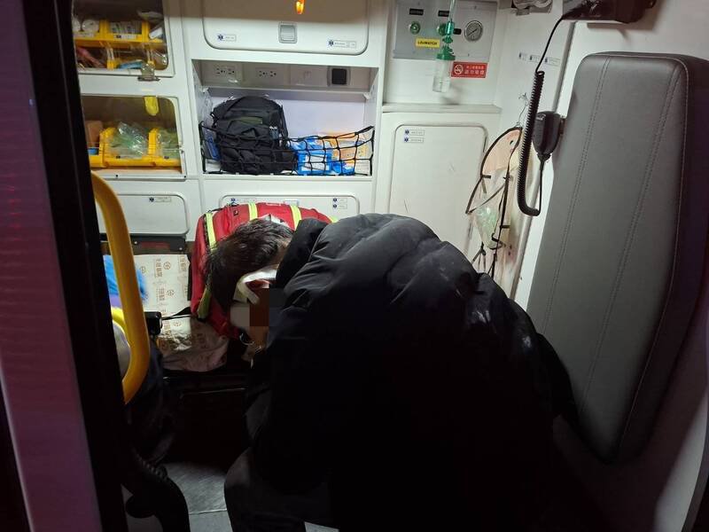 朱姓男子被送医治疗。（警方提供）