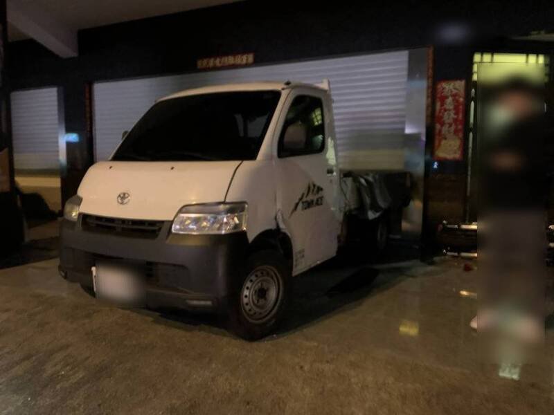 BMW轿车撞到住宅门前的货车，也导致大门受损。（屏东警分局提供）
