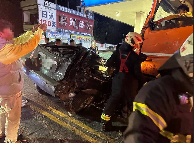 被大货车撞及的轿车严重变形，7旬驾驶受困车内，被救出时已无呼吸心跳。（记者黄明堂翻摄）