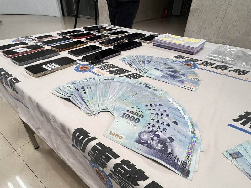 警方搜出百多万元现金。（记者姚岳宏翻摄）