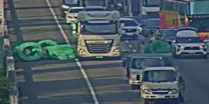 国道1号南下中坜路段发生大型拖板车载运物品散落意外。（图撷取自高速公路1968）