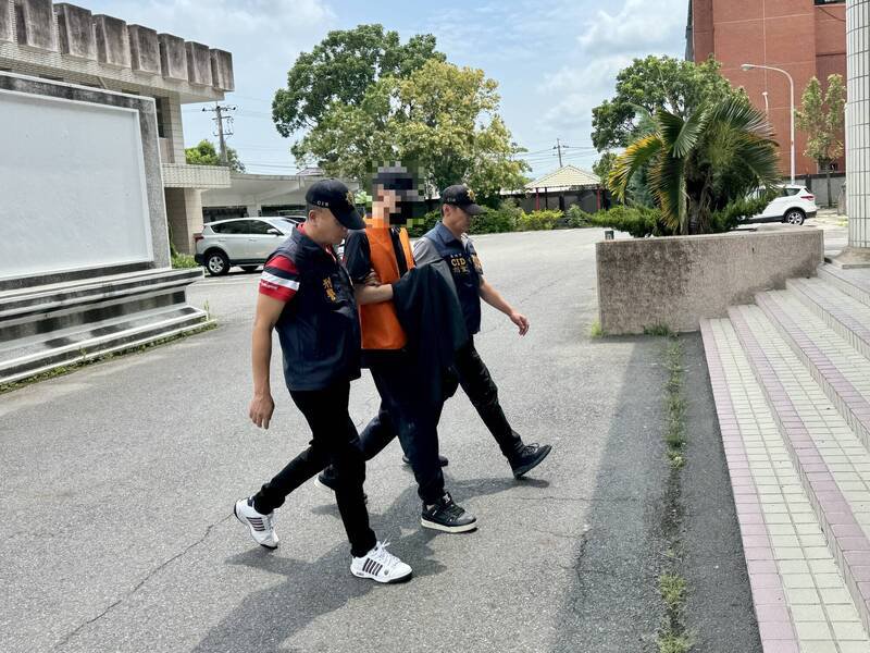 被控涉向6名友人诈取近1亿2千万台币的台南政二代颜大钧（中者），被台南地院法官裁定交保300万元，要颜出去处理与受害人之间的债务清偿问题。（民众提供）