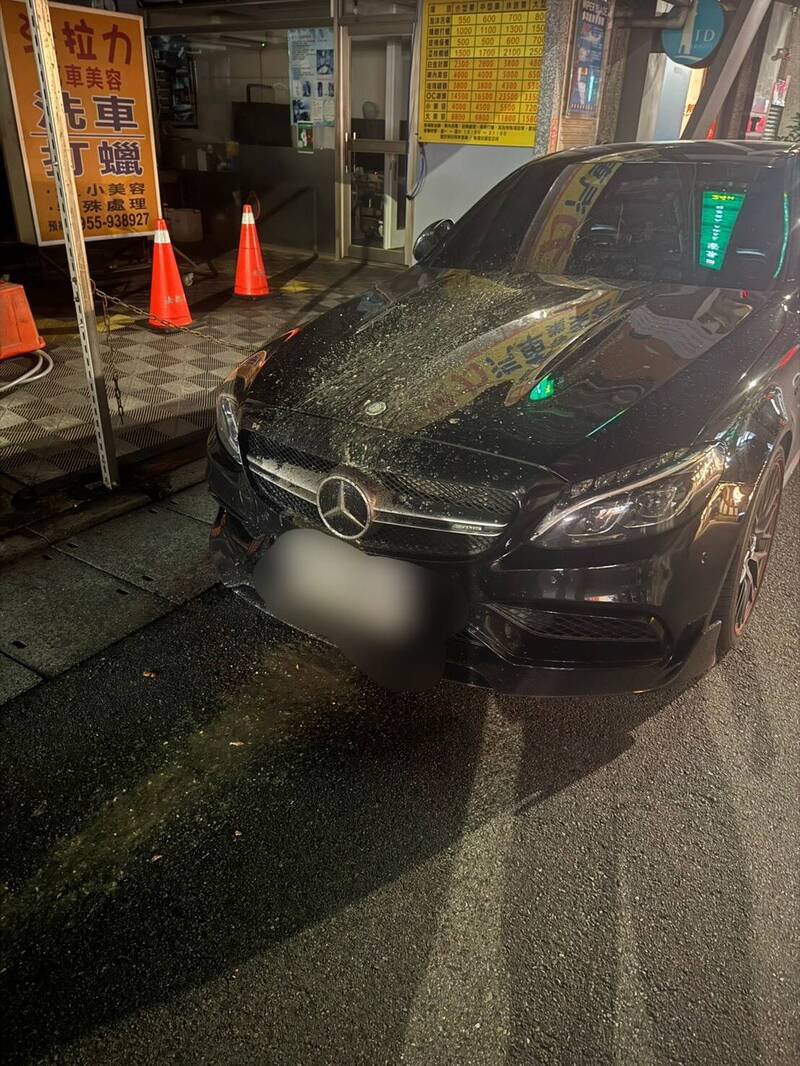 丁男轿车停放北市中原街路边，被泼洒不明秽物。（记者王冠仁翻摄）