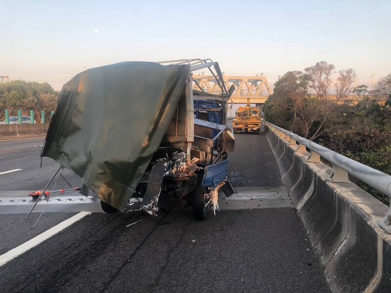 小货车后方被撞毁损。（民众提供）