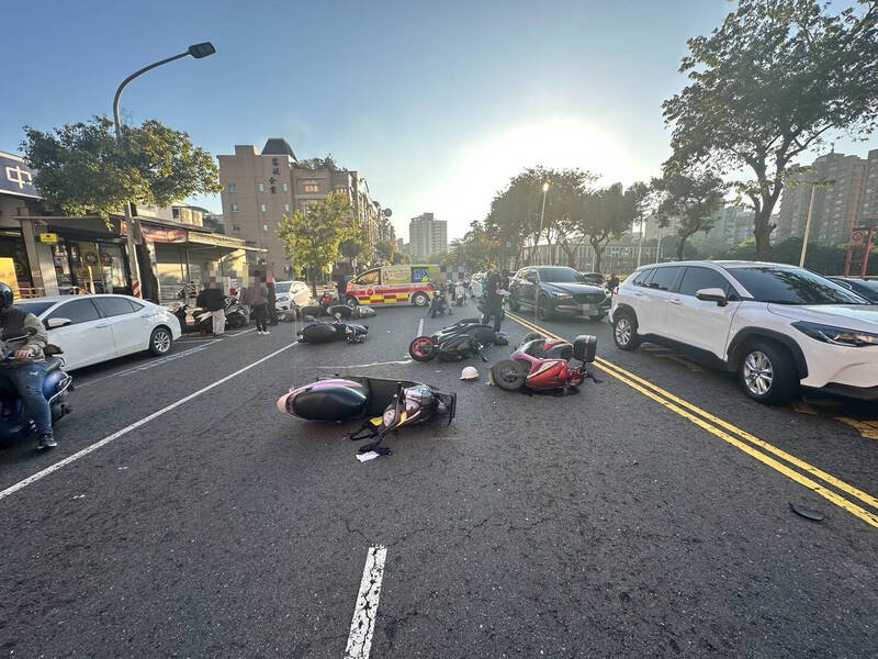 1名机车骑士从人行道驶出时与直行机车发生碰撞，导致后方4辆机车煞车不及撞成一团。（民众提供）