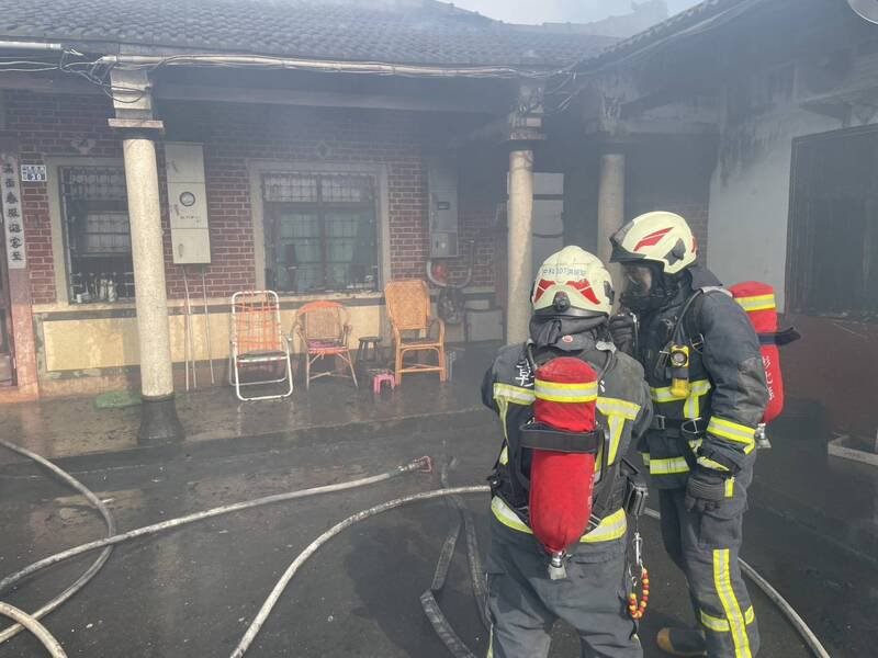 彰化县埤头乡一处传统三合院今上午发生火警，消防队获报紧急到场扑灭。（民众提供）