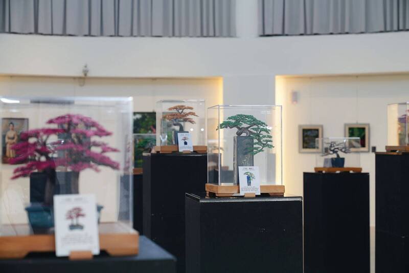 南投馨生人创作展，展出精美盆栽。（犯保协会南投分会提供）