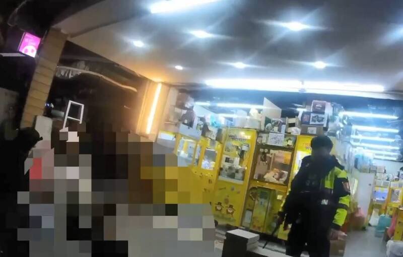 梁男怀疑邻居陈男与其他人讲自己坏话，双方起口角后，梁男竟持刀作势挥砍，吓得陈男急忙逃跑，警方到场将梁男控制逮捕。（记者陆运锋翻摄）