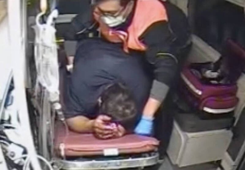 即使救护车狂飙、摇摇晃晃，救护人员全程站起按压，以免脏器整个流出。（警消提供）