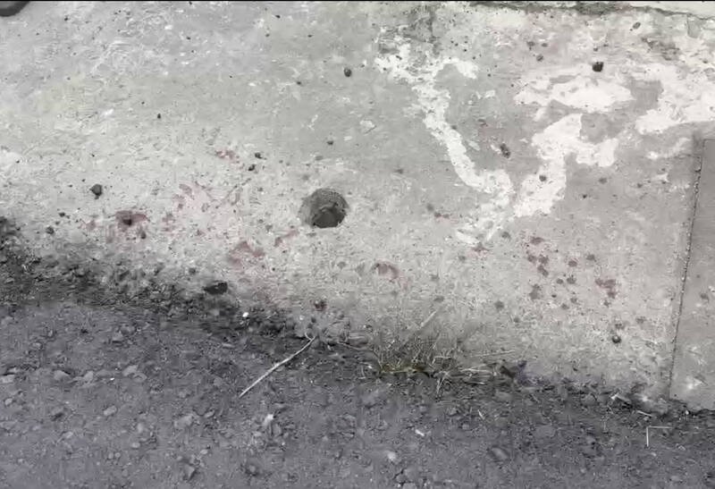 案发现场已被封锁，地上还残留斑斑血迹。（民众提供）