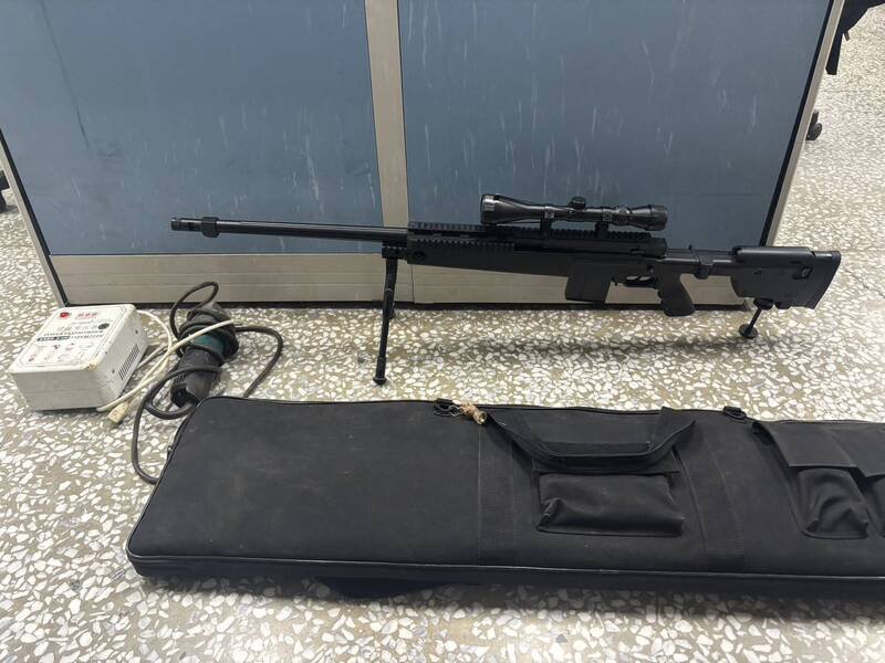 张姓主嫌为首的4名毒虫逮捕归案，现场还有空气狙击长枪。（警方提供）