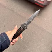 几块钱车资谈不拢！酒店小弟亮刀恐吓小黄运将