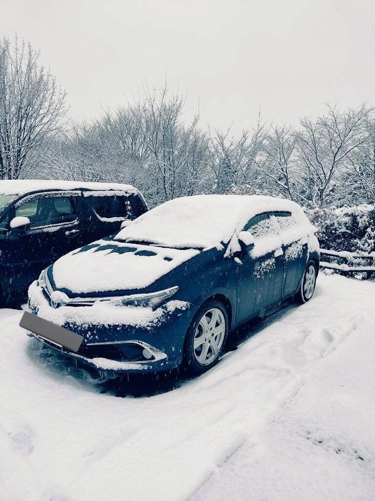 三峰神社停车场车辆。（图撷自「@MrMacgyver2」X帐号）