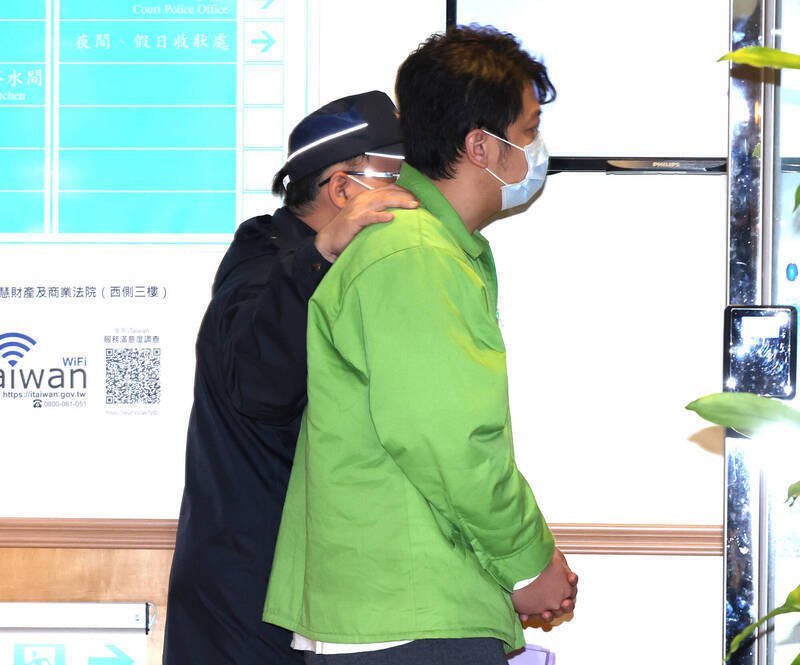 涉入台积电泄密案，第4名工程师陈韦杰涉重制国家核心技术，今移审智慧财产及商业法院，合议庭晚间6时许裁定陈韦杰羁押禁见3个月。（记者王艺菘摄）