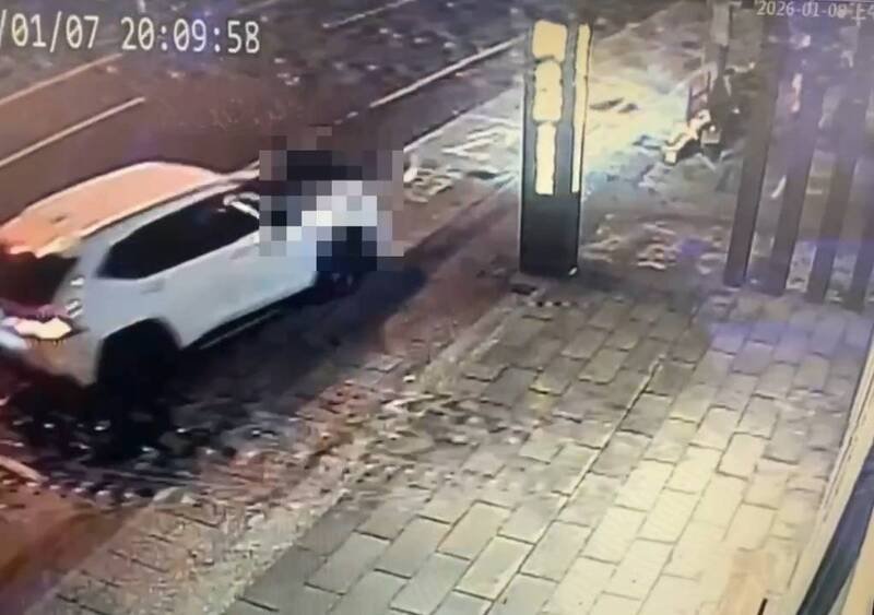 陈姓堂弟开车冲撞堂兄。（屏东警分局提供）