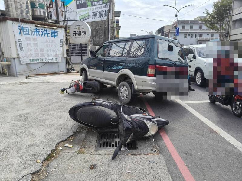 厢型车逆向擦撞对向2部停等红灯的机车，其中1部被厢型车压在底下。（冈山警方提供）