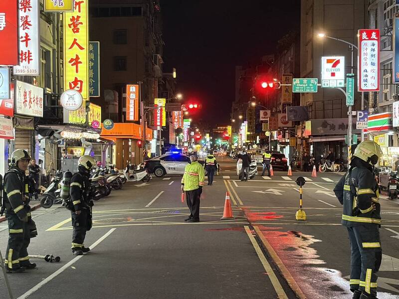 台北市延三夜市瓦斯外泄，封路200公尺抢修。（记者刘庆侯翻摄）