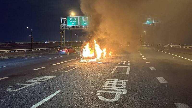 国3北上212公里5车事故，2车烧到全毁。（民众提供）