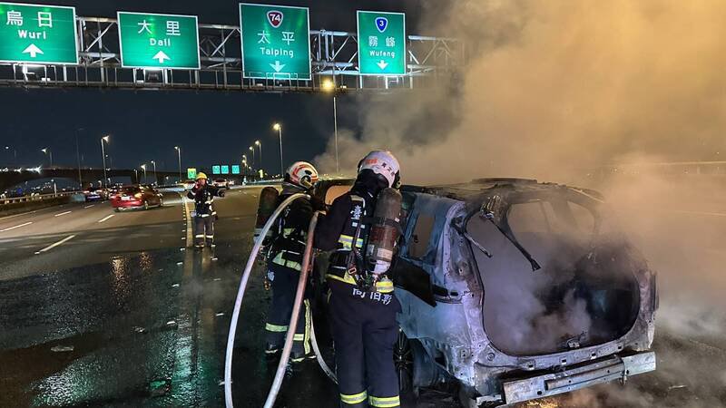 国3北上212公里5车事故，2车烧到全毁。（民众提供）