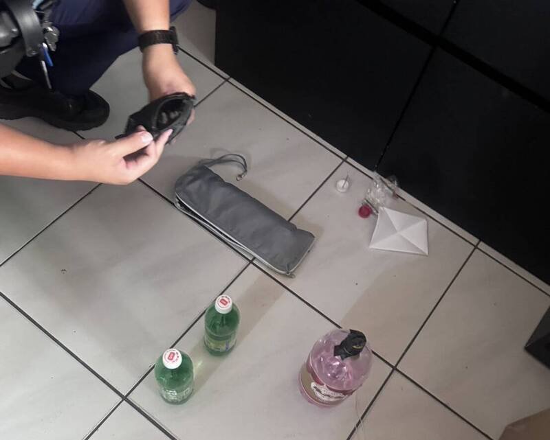 新北市王姓男子不满台北地院裁定民众党前主席以7千万元交保，去年7至9月间发电邮到总统府，预告到新北地院出庭时，将持燃烧弹攻击，检方指挥三峡警方，案发前一天搜索查获汽油弹，法院裁定王嫌羁押。图为燃烧弹及定时器。（记者吴仁捷翻摄）