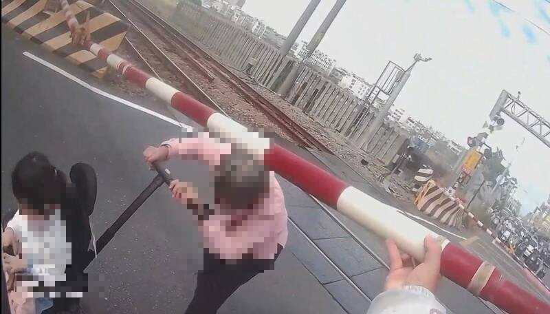 娃娃车卡在平交道铁轨，阿嬷小孙女都吓傻，外送员、路人都伸出援手。（threads由r881709叶先生提供）