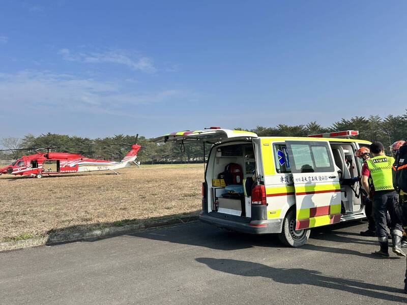 空勤救援万山神鬼五湖受伤女子，由屏东消防局派救护车接手送医。（空勤总队第三大队第一队提供）