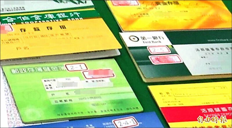 男子为美女寄出帐户、提款卡，结果害16名被害人汇入121万元，示意图。（资料照）