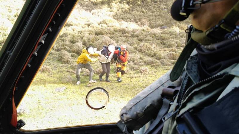 女登山客（中）右上臂脱臼，黑鹰直升机救援。（空勤总队提供）