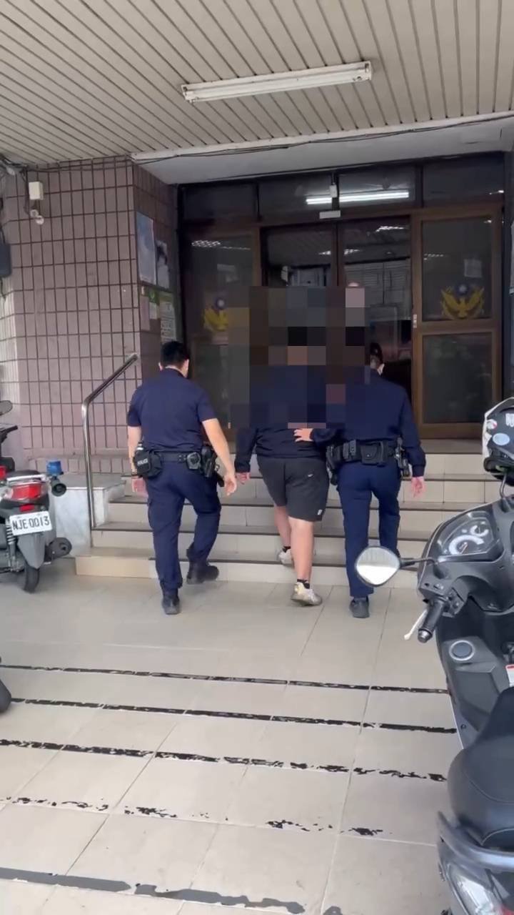 堂弟开车撞堂兄后被移送法办。（屏东警分局提供）