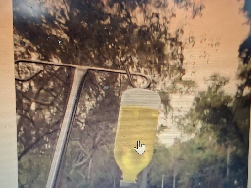 新竹市青草湖附近路段竟出现有年轻男子开保时捷敞篷车、吊点滴跑山影片，警方称若接获检举，将依规开罚。（撷取自影片）