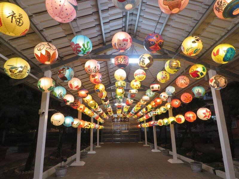 艺术班收容人亲手彩绘数百盏灯笼，依据不同空间特性巧妙配置，营造出层层交错的「灯笼海」。（南二监提供）