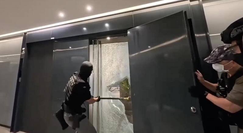 警方攻坚位于台中七期商办大楼内的新型态诈欺机房。（警方提供）