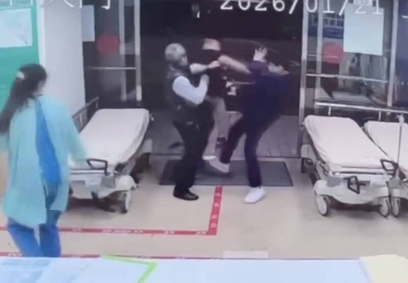 中港澄清医院男护理师（右）遭到患者出拳殴打。（记者蔡淑媛翻摄）