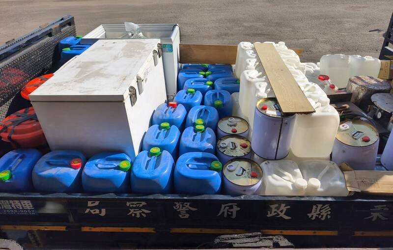 警方在屏东破获大型制毒工厂，并起获市价逾1200万的毒品及原料。（民众提供）