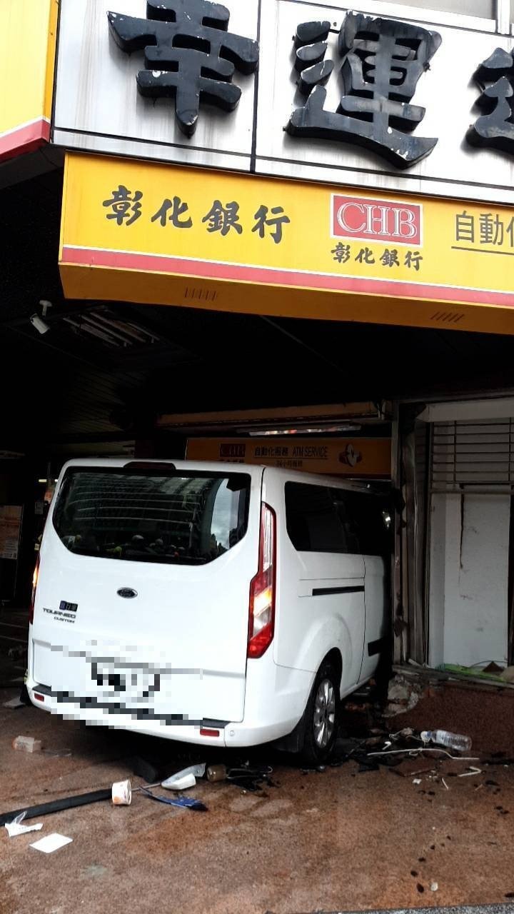 三立新闻台一辆采访车今日下午行经台北市中山区一江街与南京东路口时，因不明原因突然失控冲进路口的彰化银行内。（记者郑景议翻摄）