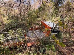 投89线11吨货车翻落山谷！驾驶受困车内 接力救出送医