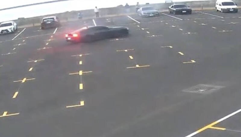 西子湾校园甩尾烧胎遭拍下涉公共危险罪，引发师生们忧心。（民众提供）