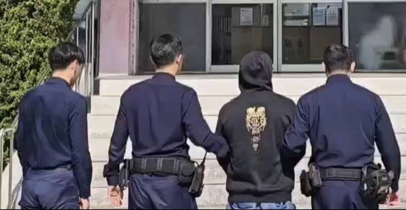 西子湾校园甩尾烧胎遭拍下涉公共危险罪，警方逮朱姓车主侦办。（民众提供）