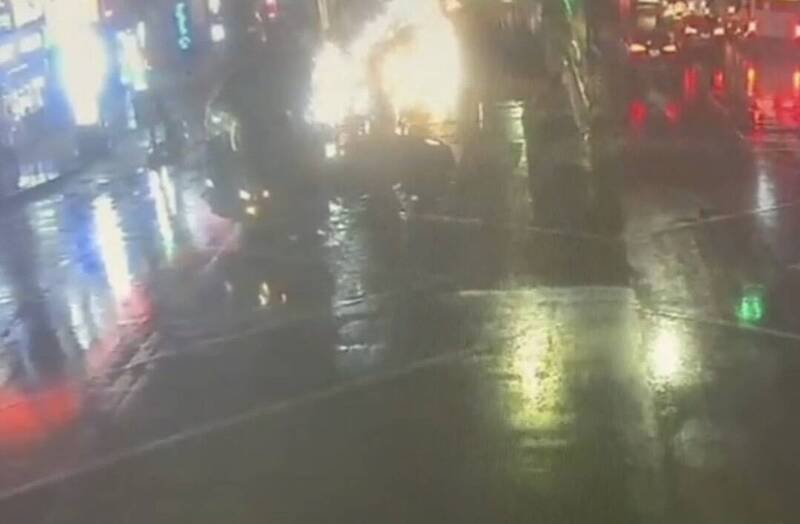 联结车抛锚导致车斗分离，被民众误认为丢包。（警方提供）