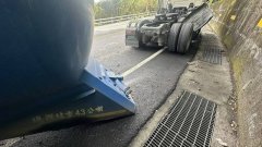 惊悚!43吨联结车机械故障 车头、车身分离卡苏花路廊