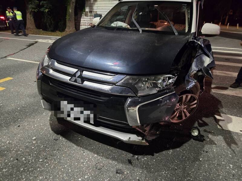 花莲县吉安警分局昨晚发生一起警车自撞安全岛的车祸意外。（警方提供）