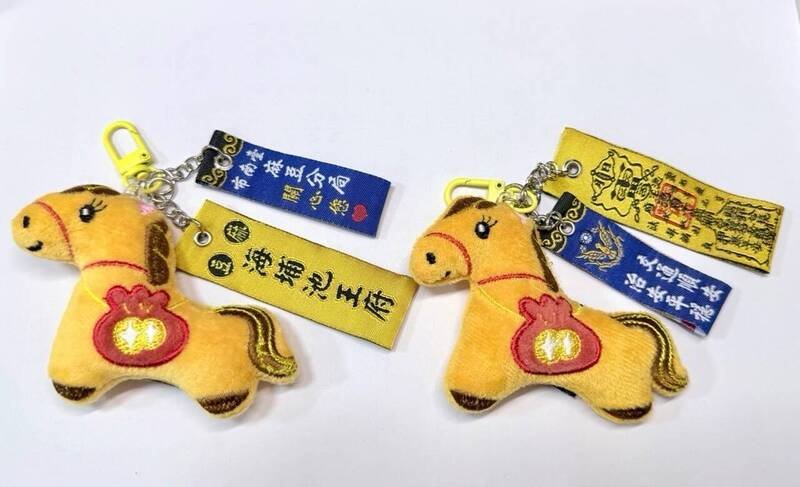 麻豆警分局结合辖内信仰中心「海埔池王府」，推出「王爷马符令平安吊饰」。（图由警方提供）