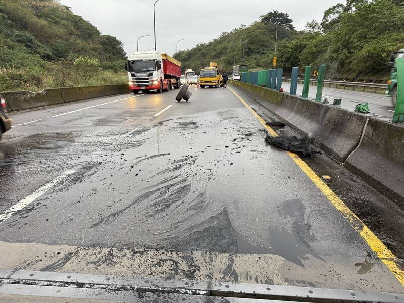 一辆货柜车今天上午行经台62线万瑞快速道路暖暖交流道时，轮胎突然掉落烧起来，消防队员迅速赶抵灭火。（记者林嘉东翻摄）