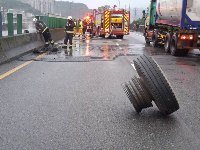 一辆货柜车今天上午行经台62线万瑞快速道路暖暖交流道时，轮胎突然掉落，吓坏路过驾驶。（记者林嘉东翻摄）