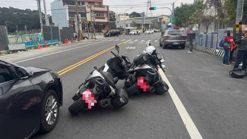 苗栗县警察局交通队2辆警用大型重机遭追撞倒地。（图由警方提供）